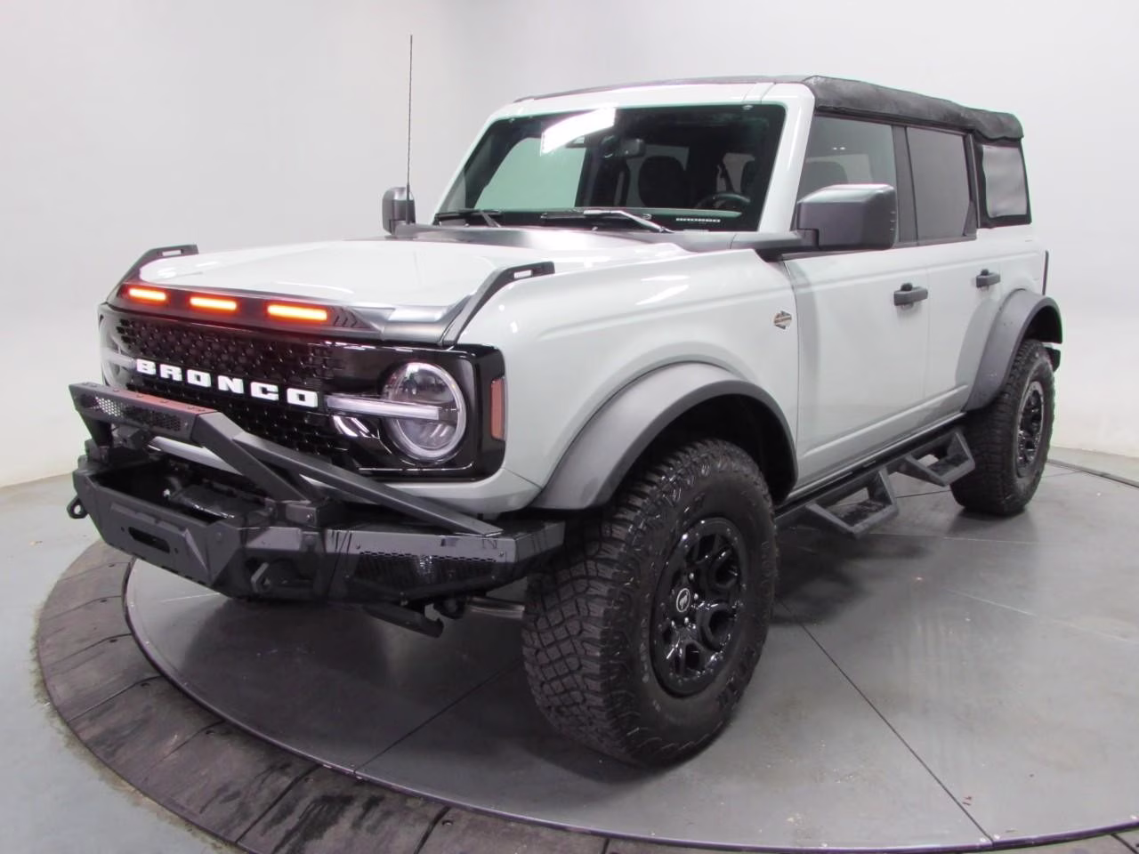 2023 Azure Gray Metallic Tri-Coat Ford Bronco Wildtrak 4X4 SUV