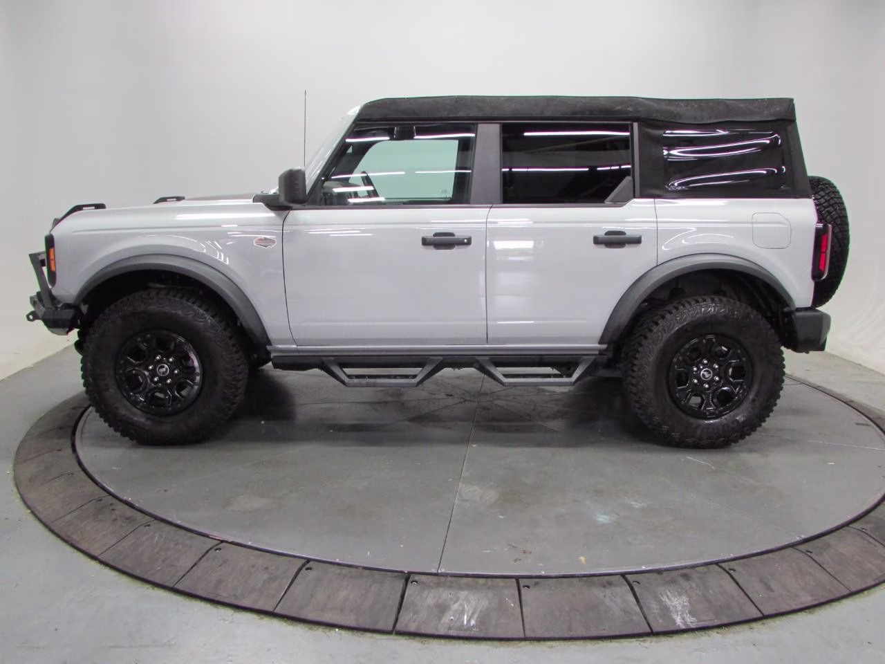 2023 Azure Gray Metallic Tri-Coat Ford Bronco Wildtrak 4X4 SUV