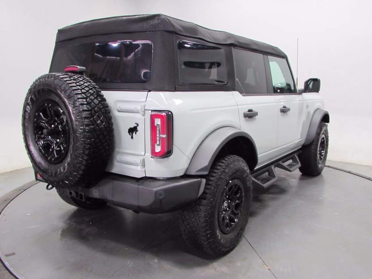 2023 Azure Gray Metallic Tri-Coat Ford Bronco Wildtrak 4X4 SUV