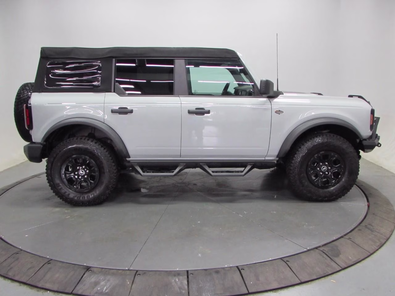 2023 Azure Gray Metallic Tri-Coat Ford Bronco Wildtrak 4X4 SUV
