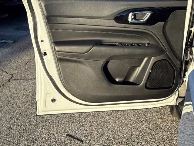 2026 Bright White Clearcoat Jeep Compass Latitude Altitude 4X4 SUV