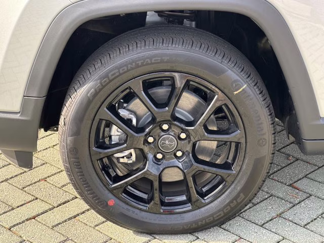 2026 Silver Zynith Metallic Clearcoat Jeep Compass Latitude Altitude 4X4 SUV