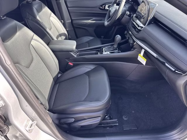 2026 Silver Zynith Metallic Clearcoat Jeep Compass Latitude Altitude 4X4 SUV