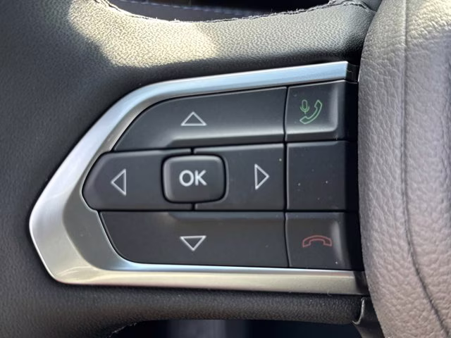 2026 Silver Zynith Metallic Clearcoat Jeep Compass Latitude Altitude 4X4 SUV