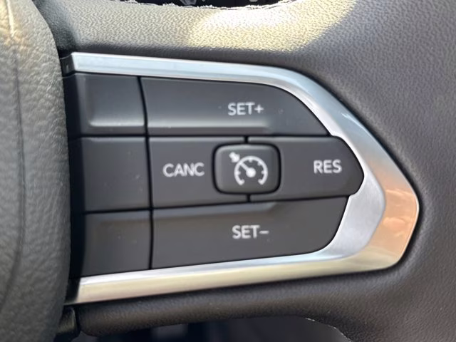 2026 Silver Zynith Metallic Clearcoat Jeep Compass Latitude Altitude 4X4 SUV