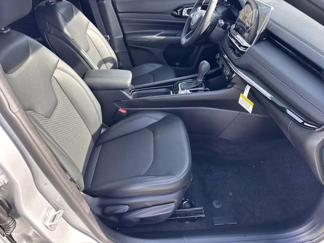 2026 Silver Zynith Metallic Clearcoat Jeep Compass Latitude Altitude 4X4 SUV