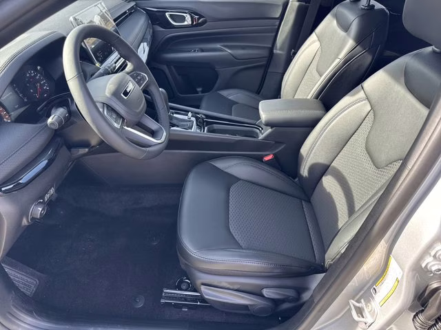 2026 Silver Zynith Metallic Clearcoat Jeep Compass Latitude Altitude 4X4 SUV