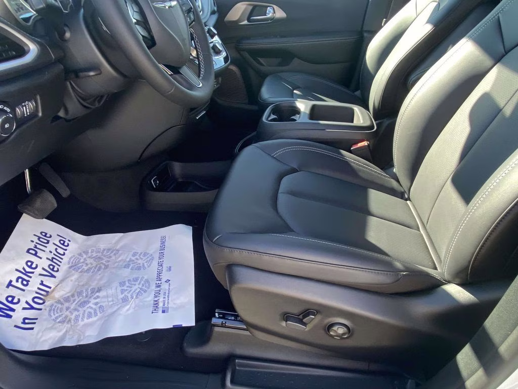 2026 Bright White Clearcoat Chrysler Pacifica Select FWD Van