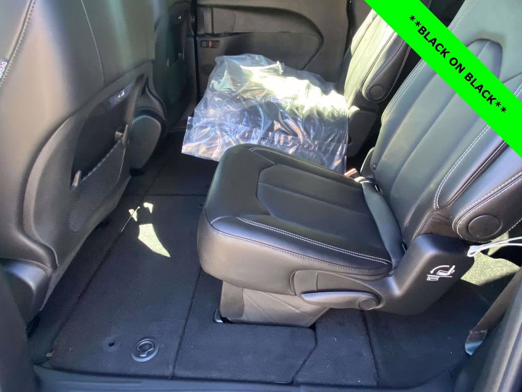 2026 Diamond Black Crystal Pearlcoat Chrysler Pacifica Select FWD Van