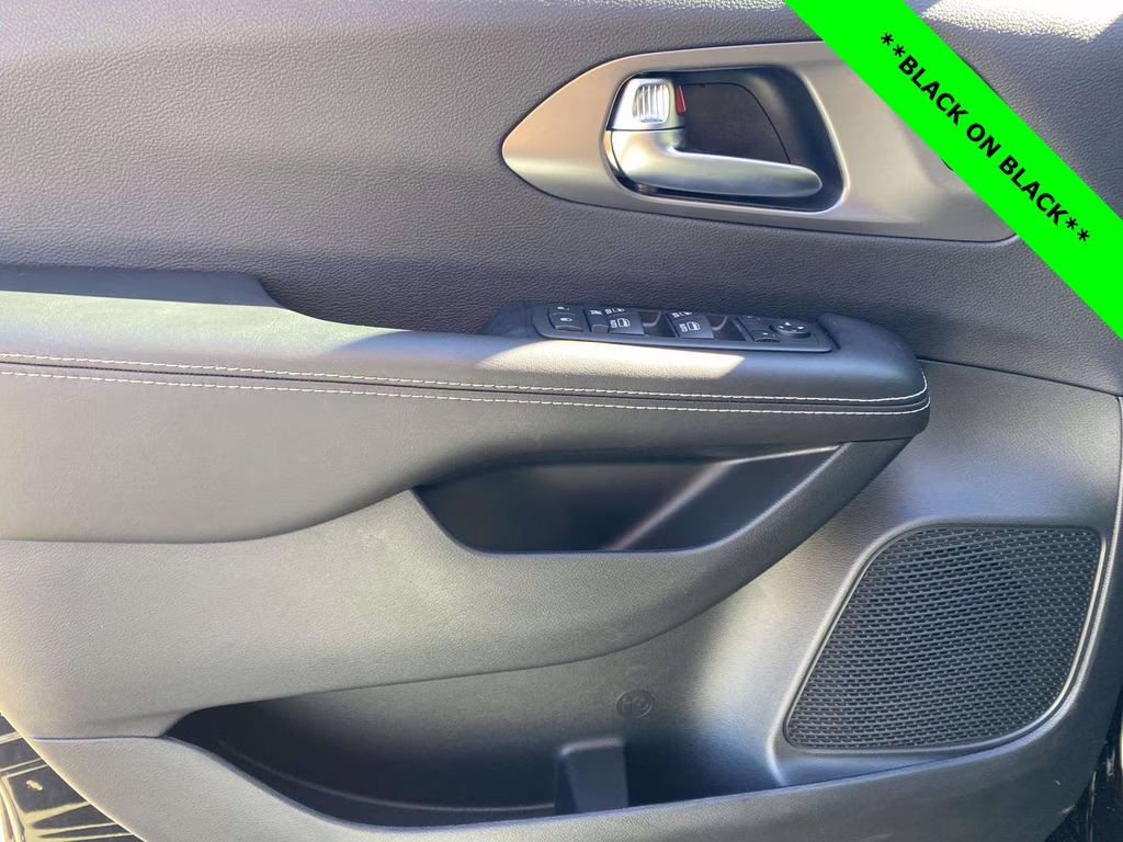 2026 Diamond Black Crystal Pearlcoat Chrysler Pacifica Select FWD Van