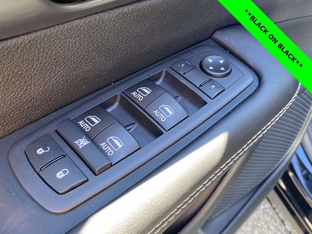 2026 Diamond Black Crystal Pearlcoat Chrysler Pacifica Select FWD Van