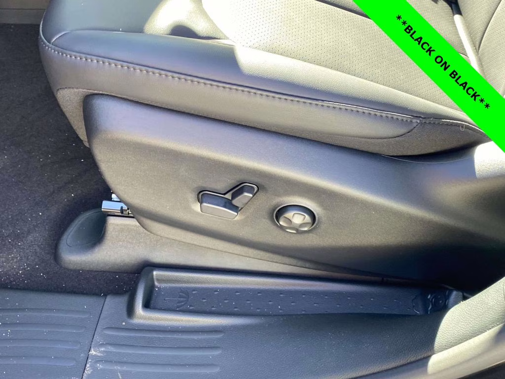 2026 Diamond Black Crystal Pearlcoat Chrysler Pacifica Select FWD Van