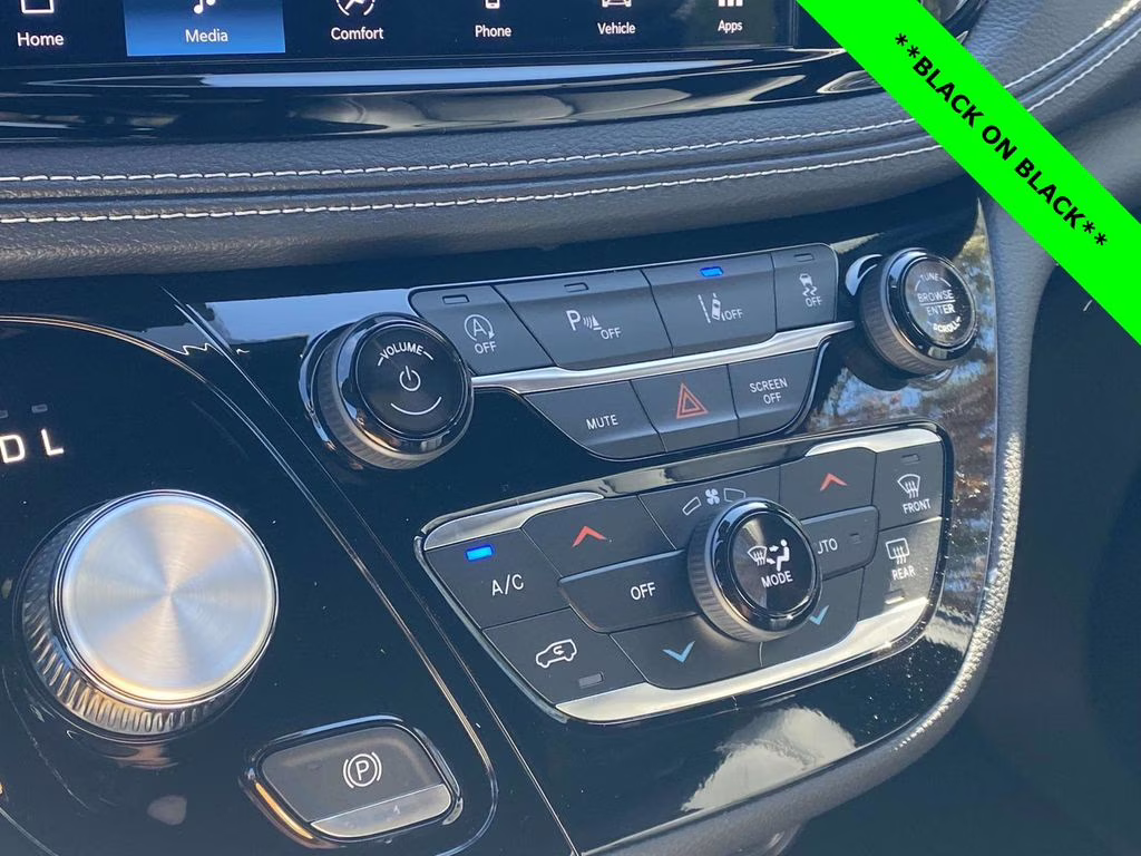 2026 Diamond Black Crystal Pearlcoat Chrysler Pacifica Select FWD Van