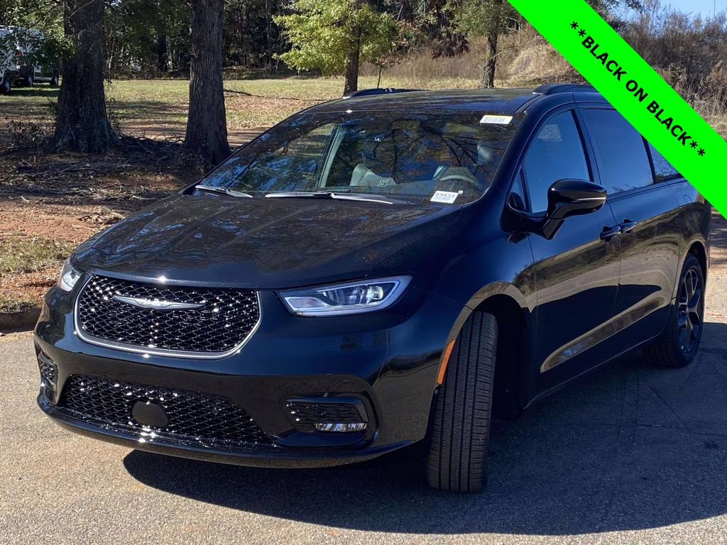 2026 Diamond Black Crystal Pearlcoat Chrysler Pacifica Select FWD Van