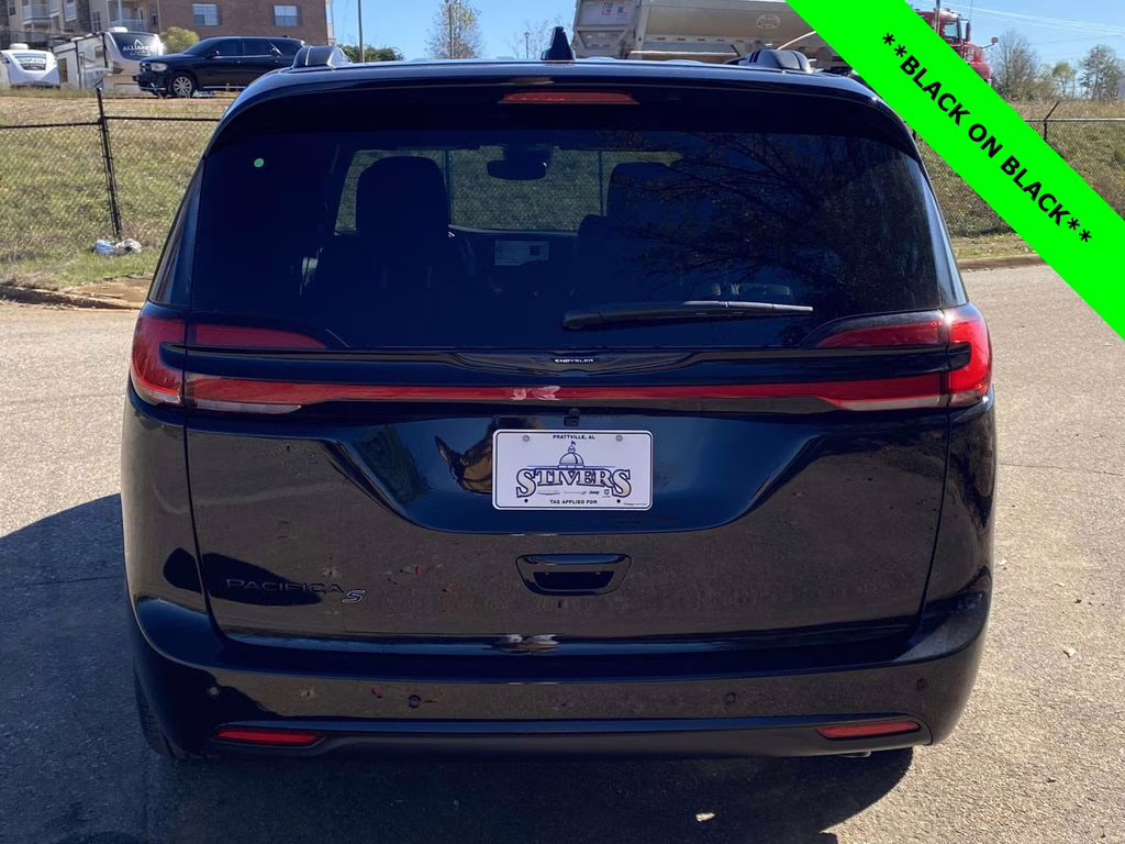 2026 Diamond Black Crystal Pearlcoat Chrysler Pacifica Select FWD Van