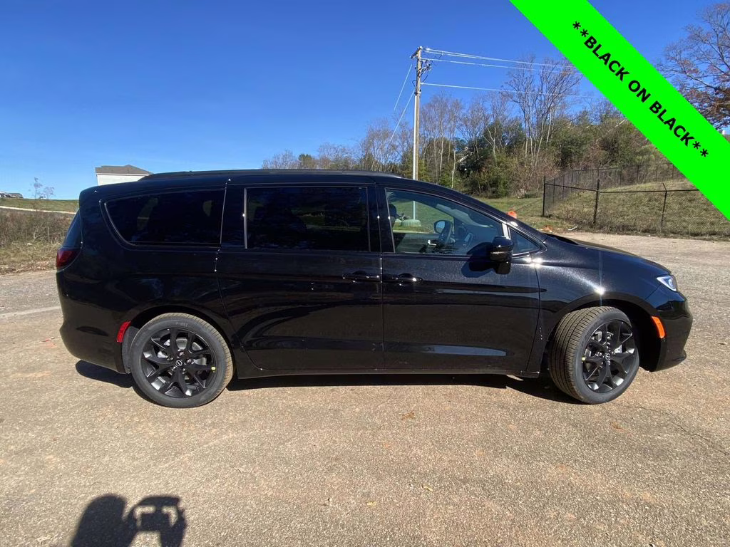 2026 Diamond Black Crystal Pearlcoat Chrysler Pacifica Select FWD Van
