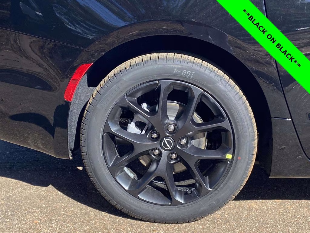 2026 Diamond Black Crystal Pearlcoat Chrysler Pacifica Select FWD Van