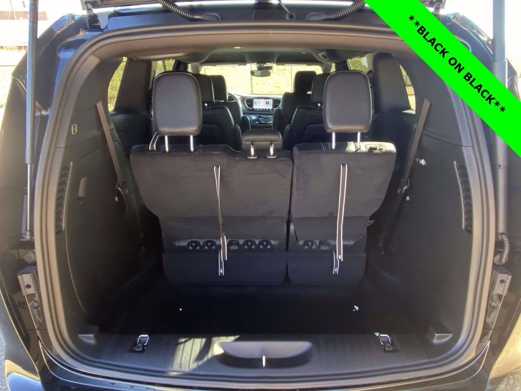 2026 Diamond Black Crystal Pearlcoat Chrysler Pacifica Select FWD Van