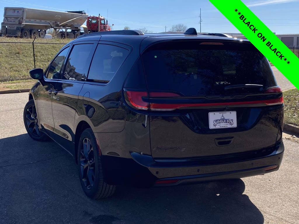 2026 Diamond Black Crystal Pearlcoat Chrysler Pacifica Select FWD Van