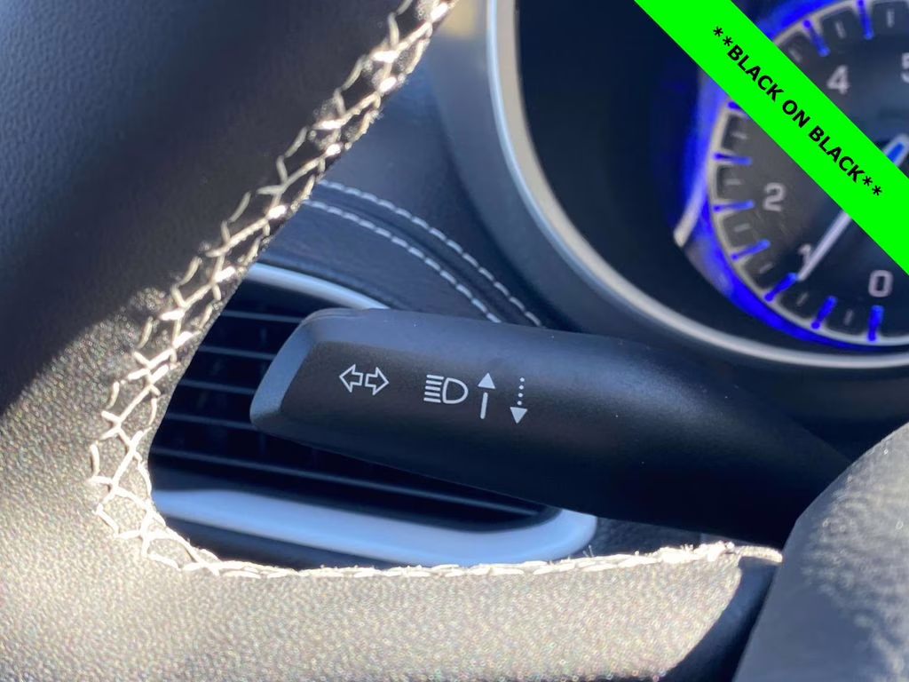 2026 Diamond Black Crystal Pearlcoat Chrysler Pacifica Select FWD Van