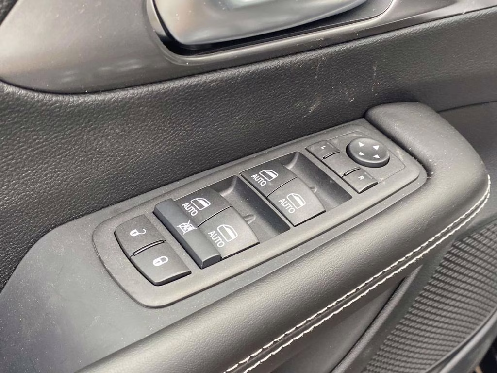 2026 Diamond Black Crystal Pearlcoat Chrysler Pacifica Select FWD Van