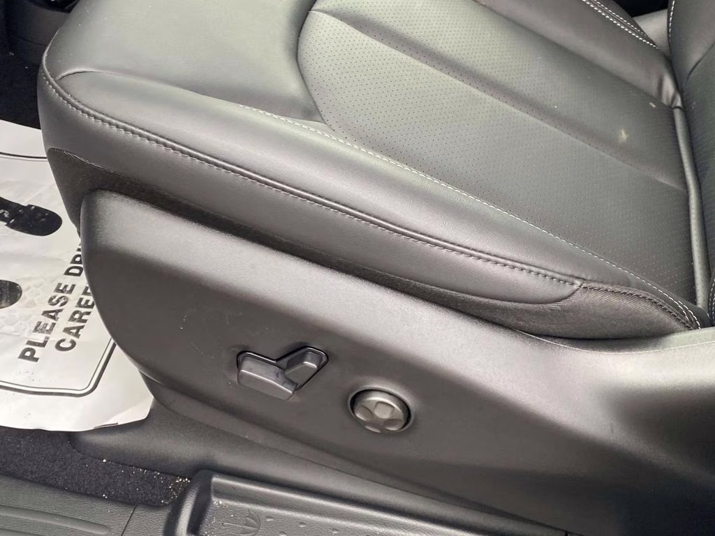 2026 Diamond Black Crystal Pearlcoat Chrysler Pacifica Select FWD Van