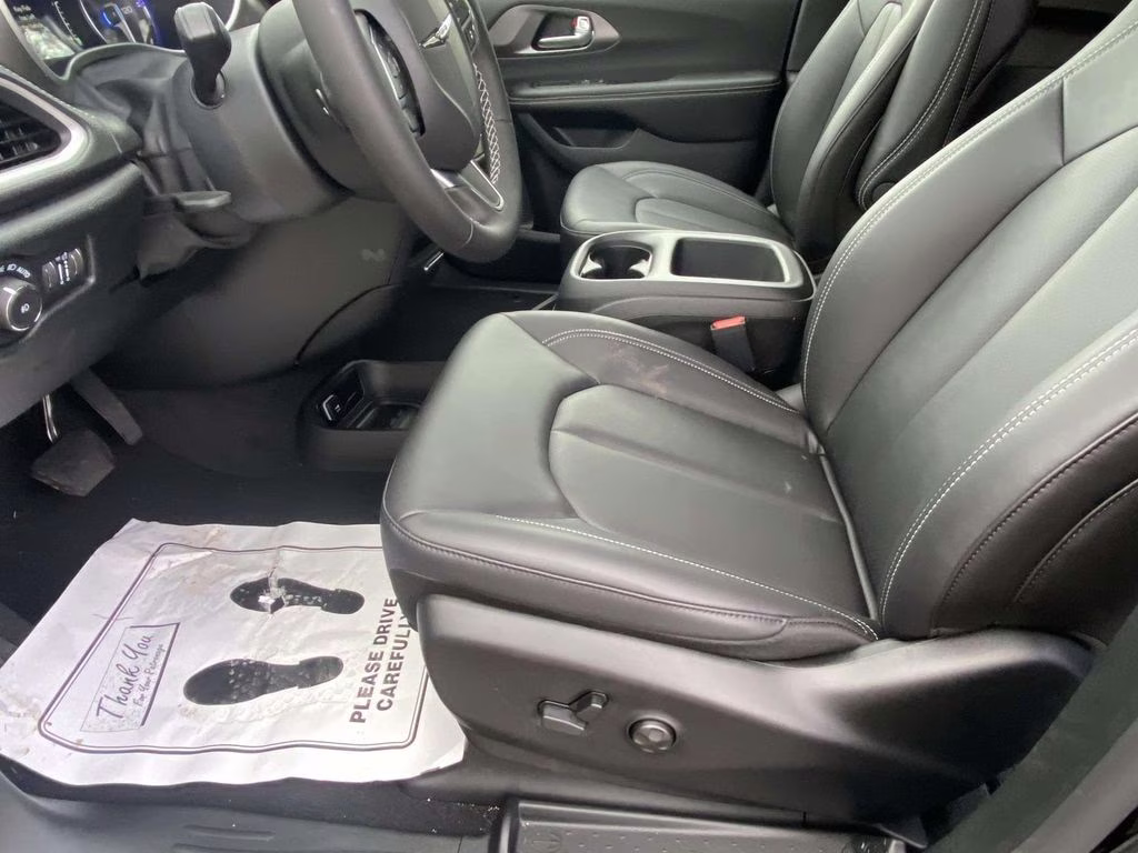 2026 Diamond Black Crystal Pearlcoat Chrysler Pacifica Select FWD Van