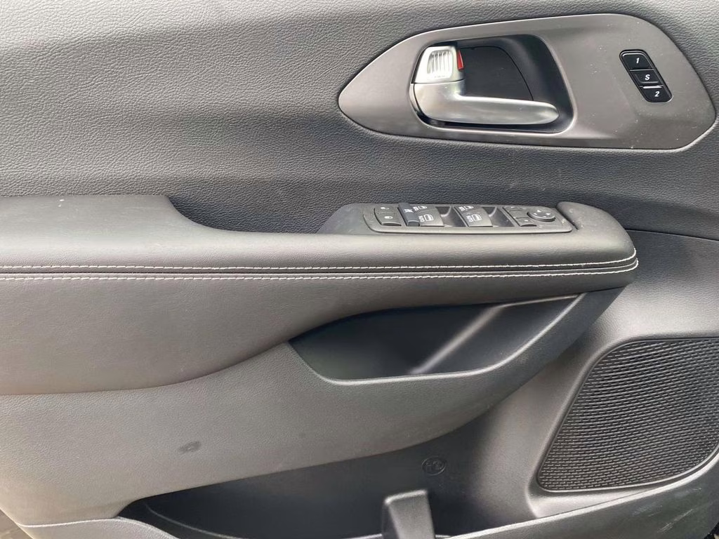 2026 Diamond Black Crystal Pearlcoat Chrysler Pacifica Select FWD Van