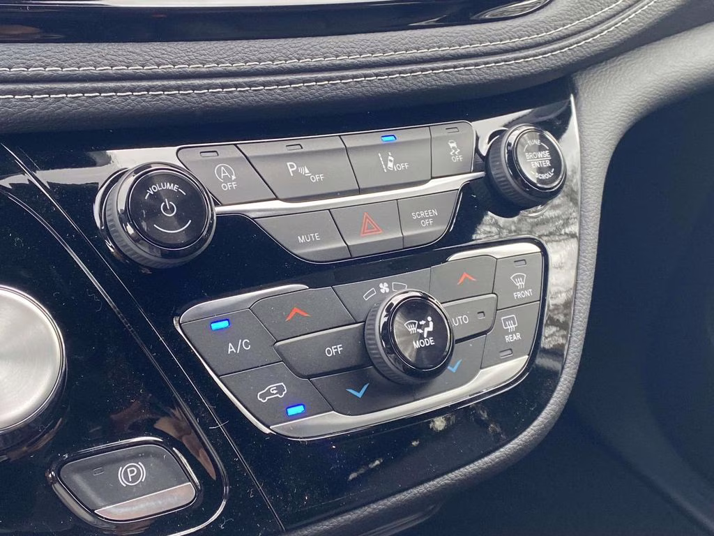 2026 Diamond Black Crystal Pearlcoat Chrysler Pacifica Select FWD Van