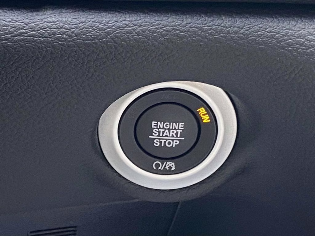 2026 Diamond Black Crystal Pearlcoat Chrysler Pacifica Select FWD Van