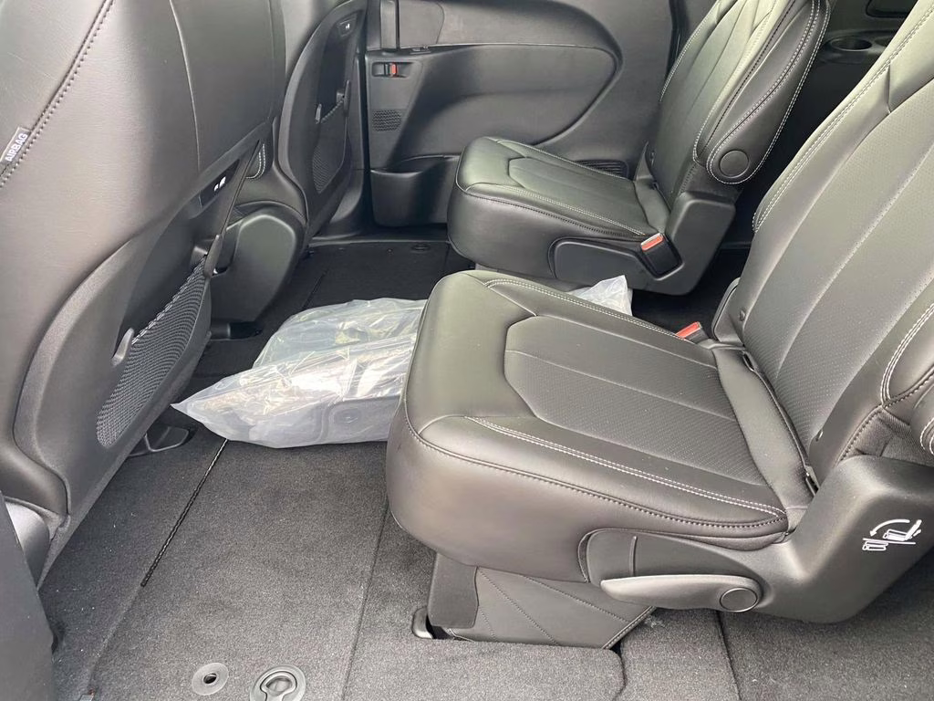 2026 Diamond Black Crystal Pearlcoat Chrysler Pacifica Select FWD Van