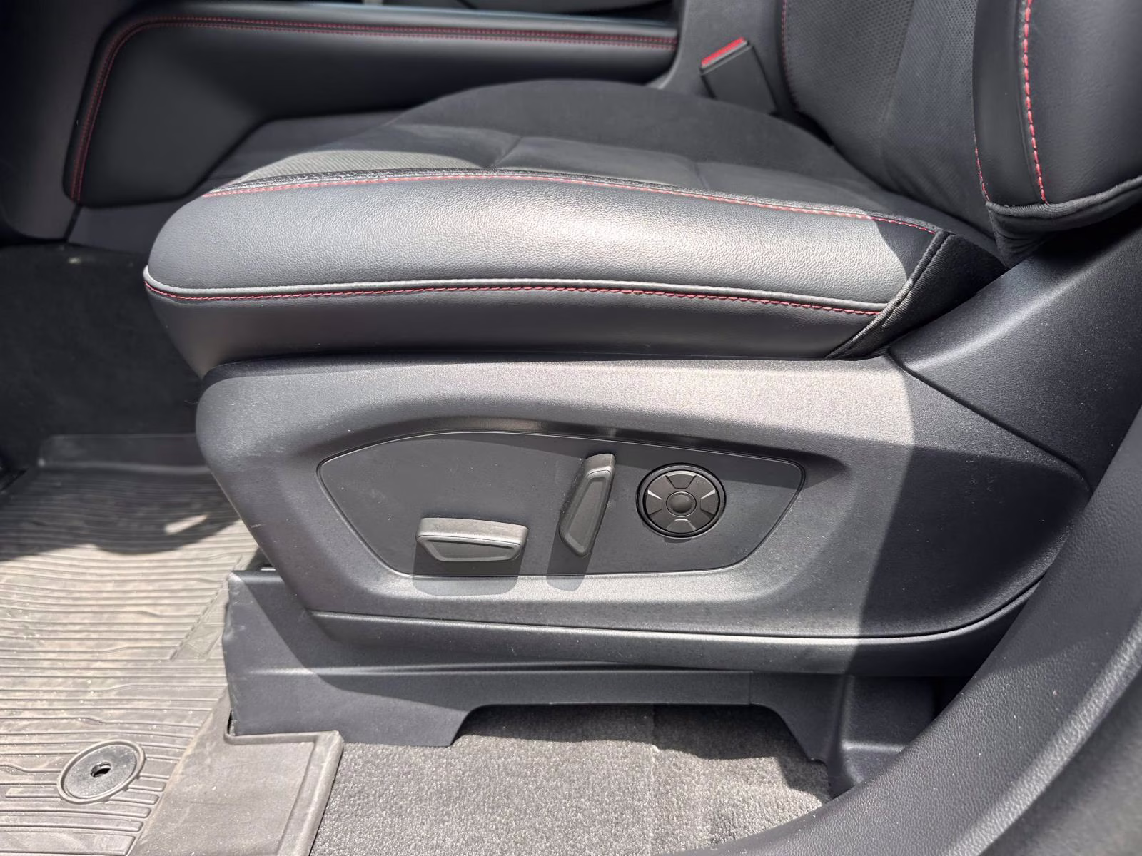 2026 Ford Explorer ST - Photo 12