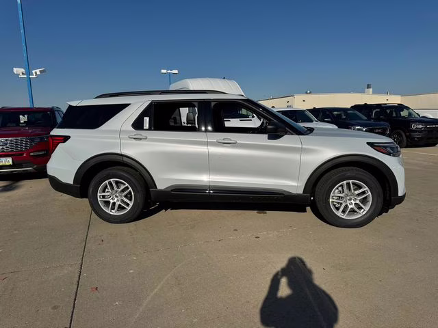 2026 Space White Metallic Ford Explorer Active 4X4 SUV