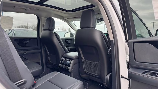 2026 Pristine White Metallic Tri-Coat Lincoln Aviator Premiere AWD SUV