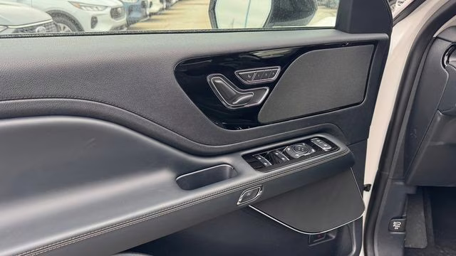 2026 Pristine White Metallic Tri-Coat Lincoln Aviator Premiere AWD SUV