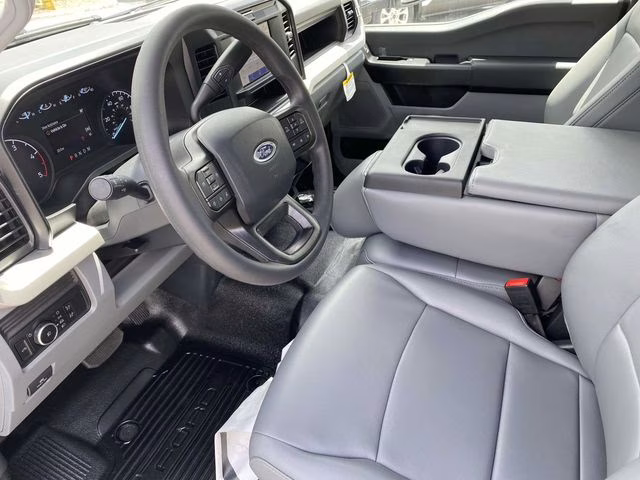 2025 Oxford White Ford Super Duty F-350 DRW XL RWD Chassis