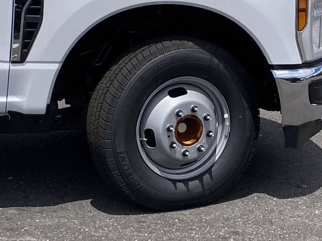 2025 Oxford White Ford Super Duty F-350 DRW XL RWD Chassis