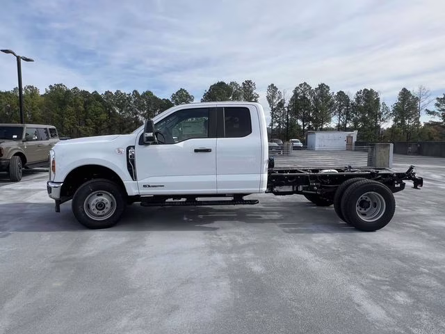 2026 Oxford White Ford Super Duty F-350 DRW XL 4X4 Chassis