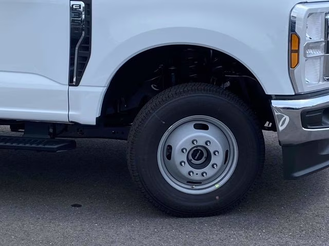 2025 Oxford White Ford Super Duty F-350 DRW XL 4X4 Chassis