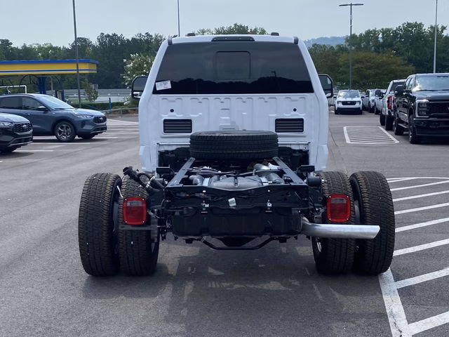 2025 Oxford White Ford Super Duty F-350 DRW XL 4X4 Chassis