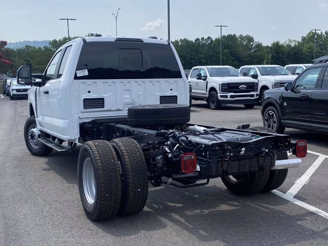 2025 Oxford White Ford Super Duty F-350 DRW XL 4X4 Chassis