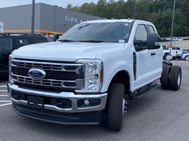 2025 Oxford White Ford Super Duty F-350 DRW XL 4X4 Chassis
