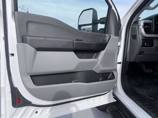 2026 Oxford White Ford Super Duty F-350 DRW XL 4X4 Chassis