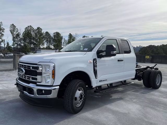2026 Oxford White Ford Super Duty F-350 DRW XL 4X4 Chassis