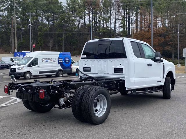 2026 Oxford White Ford Super Duty F-350 DRW XL 4X4 Chassis