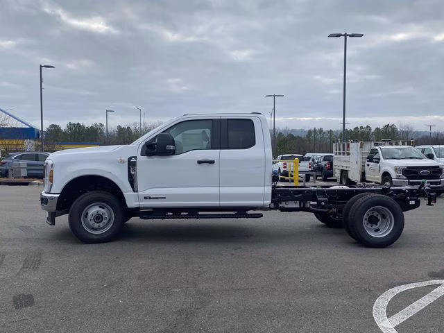 2026 Oxford White Ford Super Duty F-350 DRW XL 4X4 Chassis