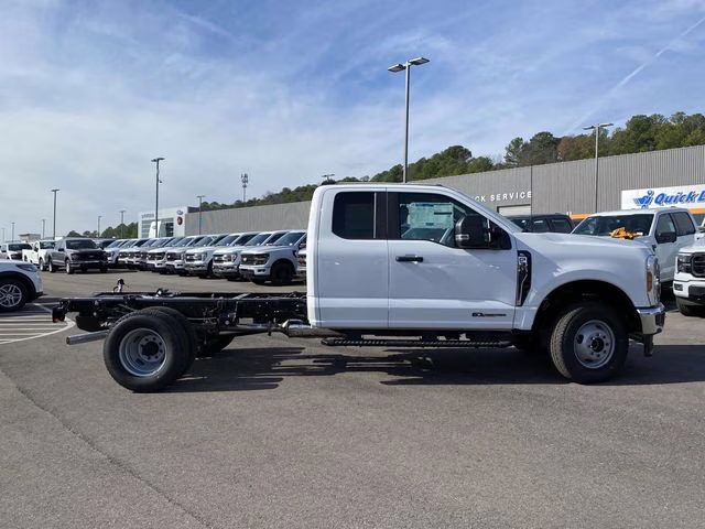 2026 Oxford White Ford Super Duty F-350 DRW XL 4X4 Chassis