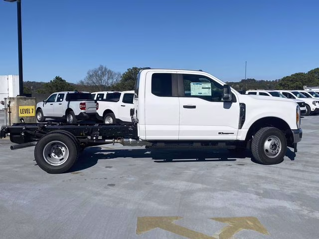 2026 Oxford White Ford Super Duty F-350 DRW XL 4X4 Chassis