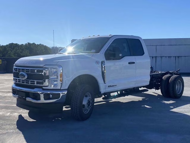 2026 Oxford White Ford Super Duty F-350 DRW XL 4X4 Chassis