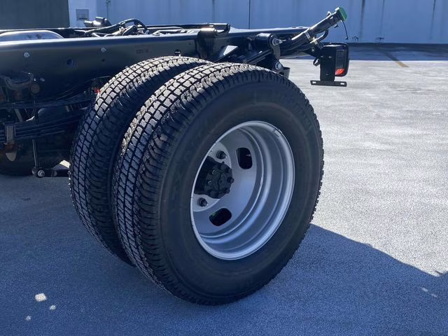 2026 Oxford White Ford Super Duty F-350 DRW XL 4X4 Chassis